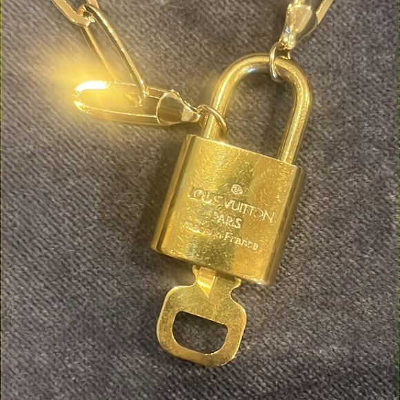 🔐 Louis Vuitton Lock and Key Paperclip Necklace - Picture 4 of 7